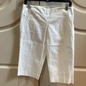 🌷5/48 WHITE SHORTS IN SIZE 4
